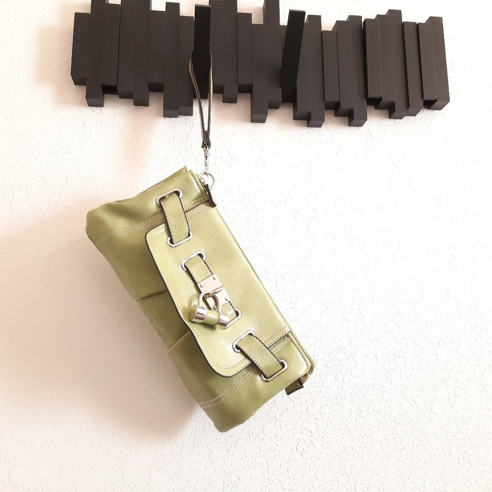 VTG Apt. 9 Y2K apple green clutch